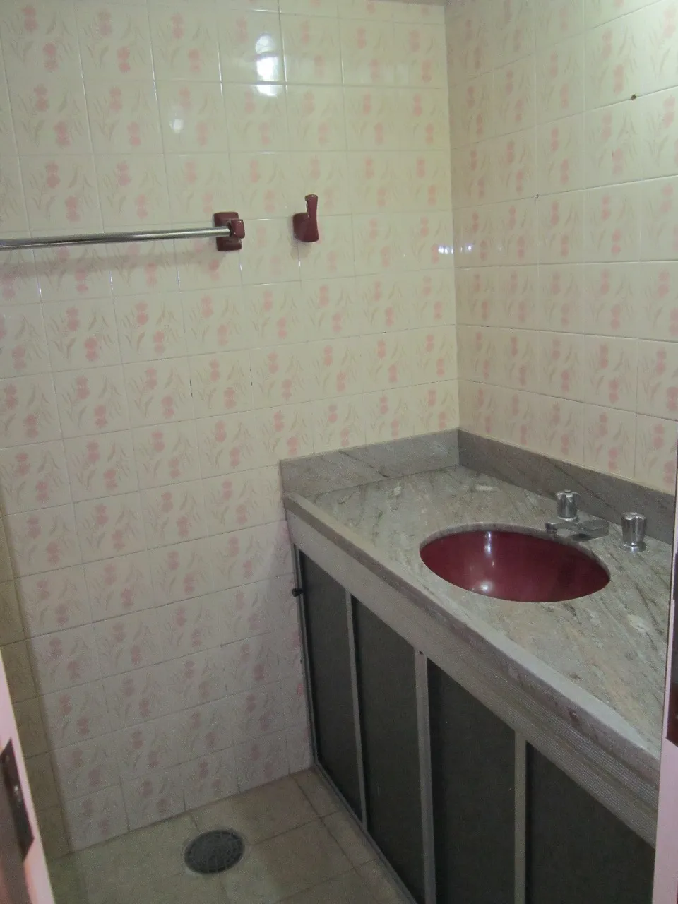 Imagem Casa comercial de luxo para locação na Vila Augusta, Sorocaba-SP: 6 quartos, 4 suítes, 2 salas, 5 banheiros, 2 vagas de garagem.