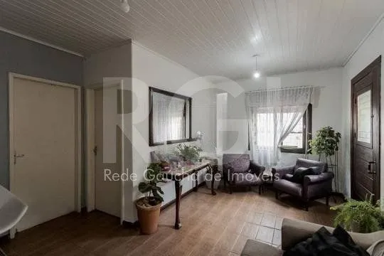 Imagem Casa composta por seis(6) dormitórios, no bairro Passo da Areia em Porto Alegre/RS.