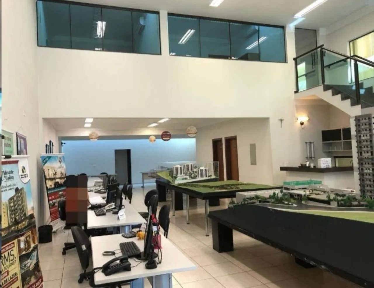 Imagem Salão Comercial para Locação em Sorocaba-SP, Jardim Portobello: 3 Salas, 5 Banheiros, 3 Vagas e 300m² de Área.
