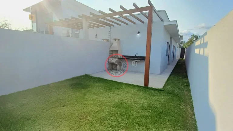 Imagem CASA RECEM COSNTRUÍDA A VENDA COM 2 DORMITÓRIOS, SENDO UMA SUÍTE , ÁREA GOURMET, 2 VAGAS, JARDIM, ISOLAMENTO ACÚSTICO EM CARAGUÁ
