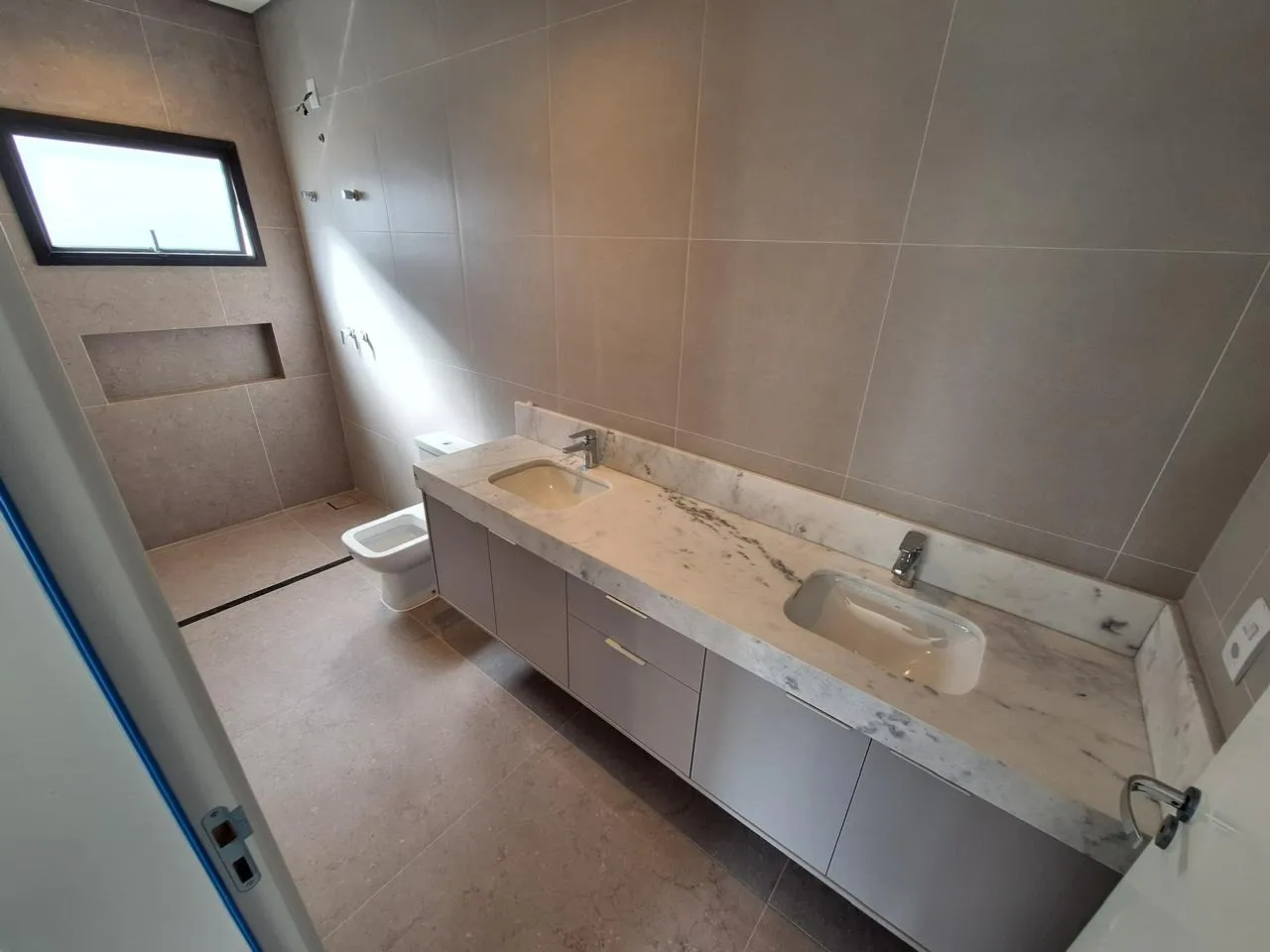 Imagem Casa de Alto Padrão com 340m² no Alphaville Nova Esplanada I Locação / Venda