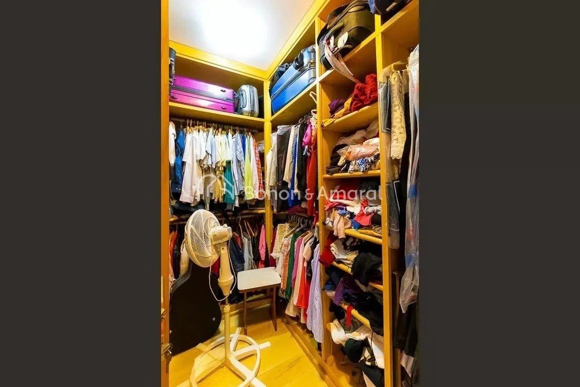 Imagem Casa em condomínio com 690m² e 5 quartos