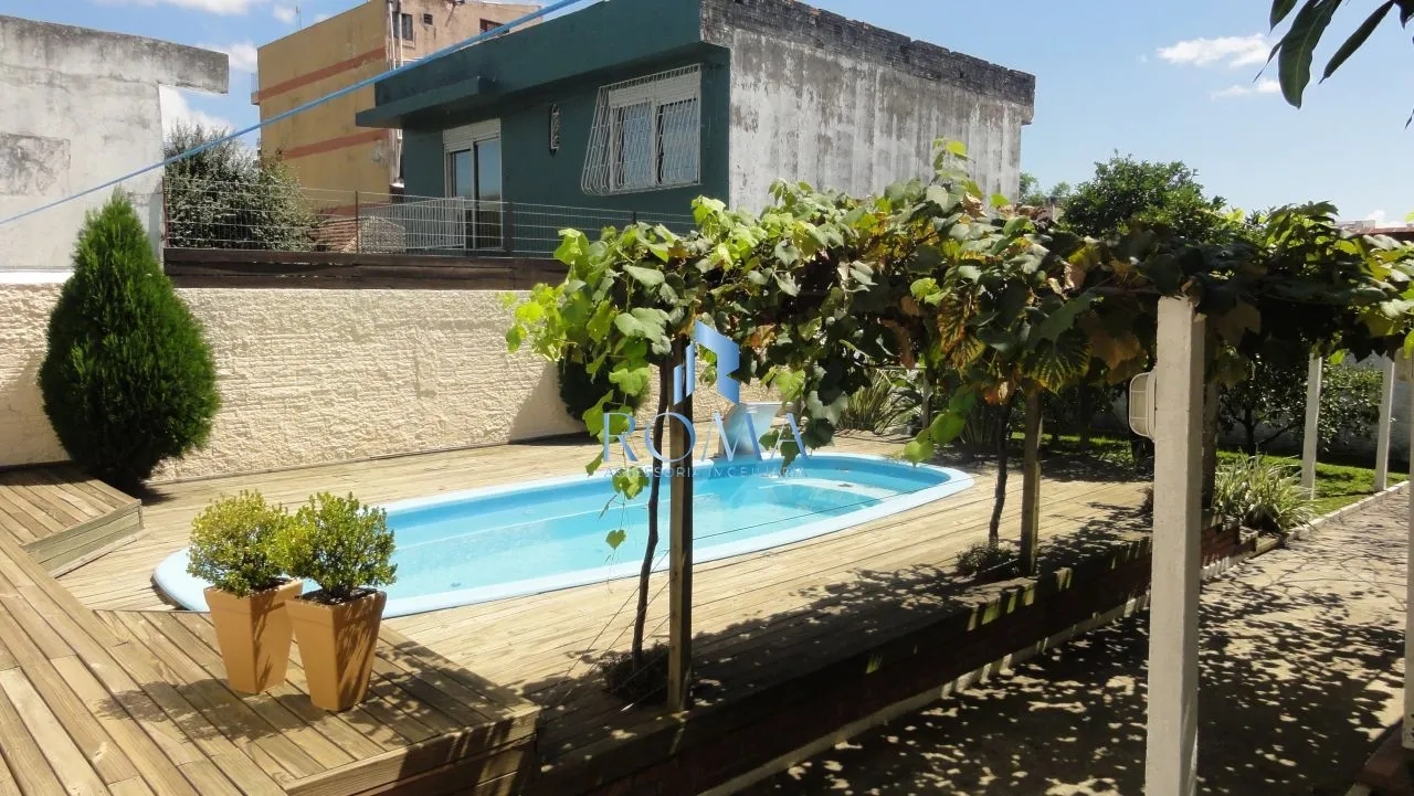 Imagem Casa à Venda no Centro de Santa Maria com 5 Dormitórios, Piscina e Salão de Fest
