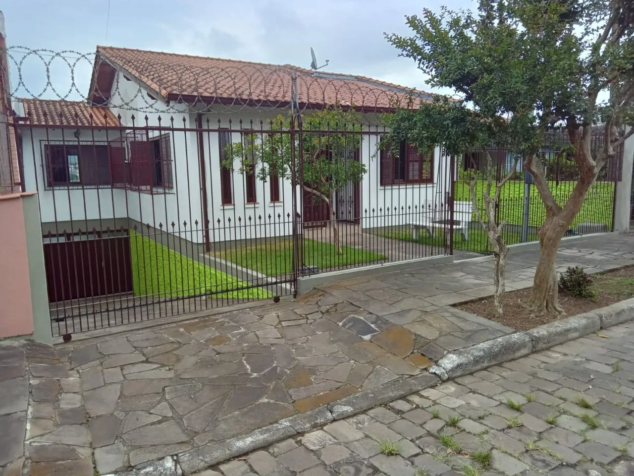 Imagem Casa com 3 dormitórios , 2 vagas de garagem fechada !