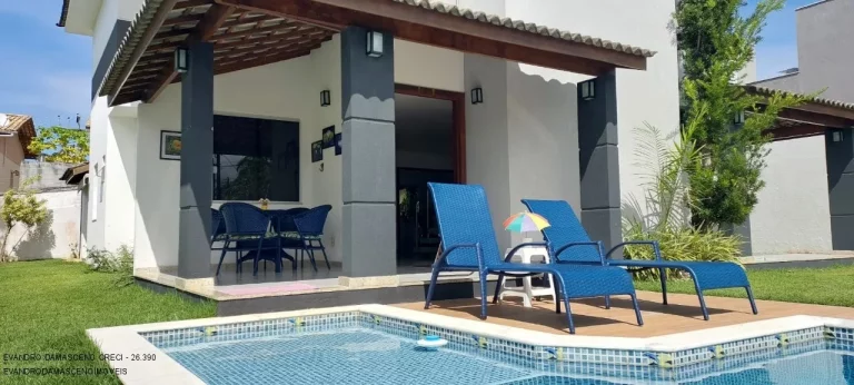 Imagem Casa de luxo em condomínio à venda em Camaçari-BA, Vila de Abrantes: 4 quartos, 4 suítes, 2 salas, 2 banheiros, 3 vagas, 290m².
