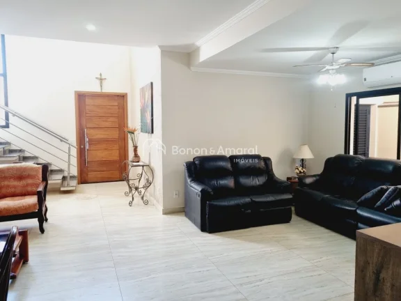 Imagem Sobrado com 4 quartos (sendo 2 suítes, uma delas no térreo), 264 m² construídos, no Condomínio ...