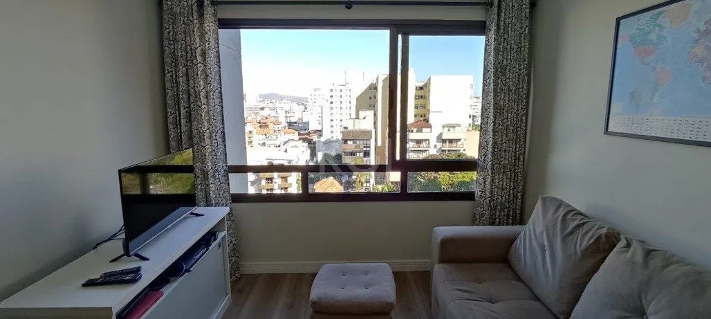 Imagem Excelente, amplo e ensolarado apartamento 3 dormitórios sendo 1 suíte, com living 2 ambientes, banheiro social, semimobiliado e com 2 vagas de garagem.
