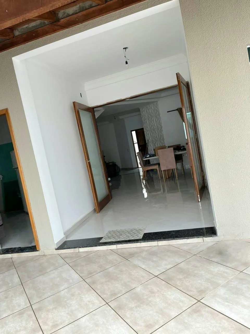 Imagem Sobrado dos sonhos com 3 suítes, edícula, quintal amplo e garagem para 4 carros em bairro tranquilo e seguro!