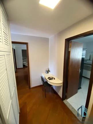 Imagem Sobrado em condomínio, 03 quartos c/suíte, área Gourmet com Churrasqueira no Bairro Guabirotuba em Curitiba PR