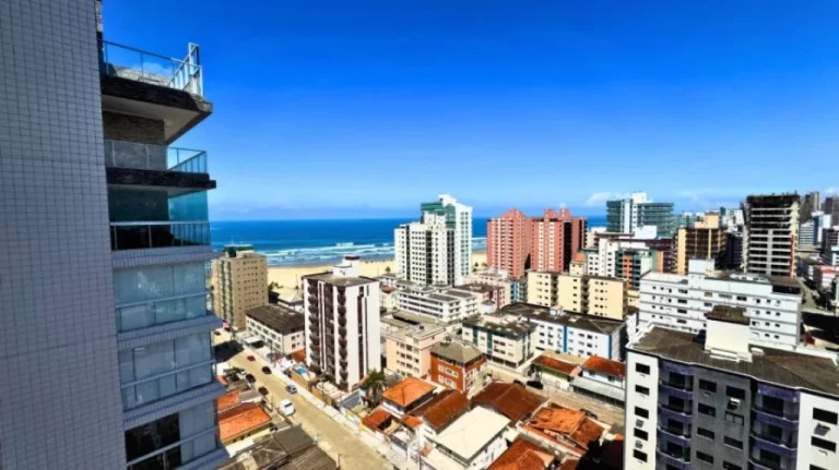Imagem Conheça este apartamento de luxo com sacada envolvente e área de lazer completa, incluindo piscina, academia e espaço gourmet. O lar dos seus sonhos espera por você. Á venda na Imobiliaria Consulte Imoveis.