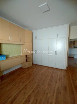 Imagem Casa com 3 Suítes confortáveis com armários embutidos e uma das suites tem banheira;
2 Salas de e...