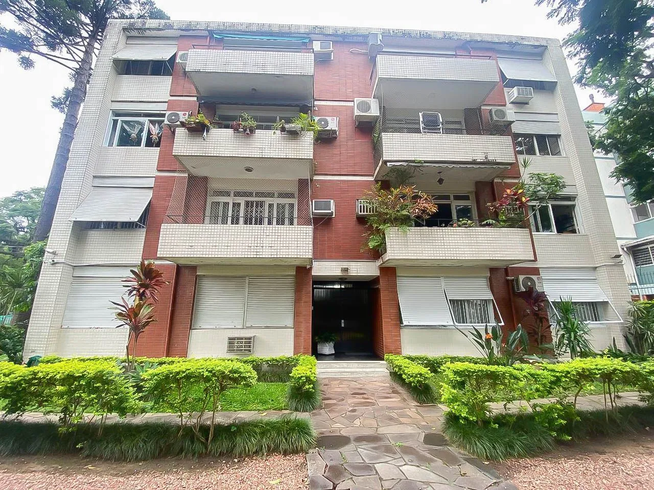 Imagem Apartamento 2 Dormitórios com Vaga Coberta no Menino Deus - Av. Ganzo, de Frente