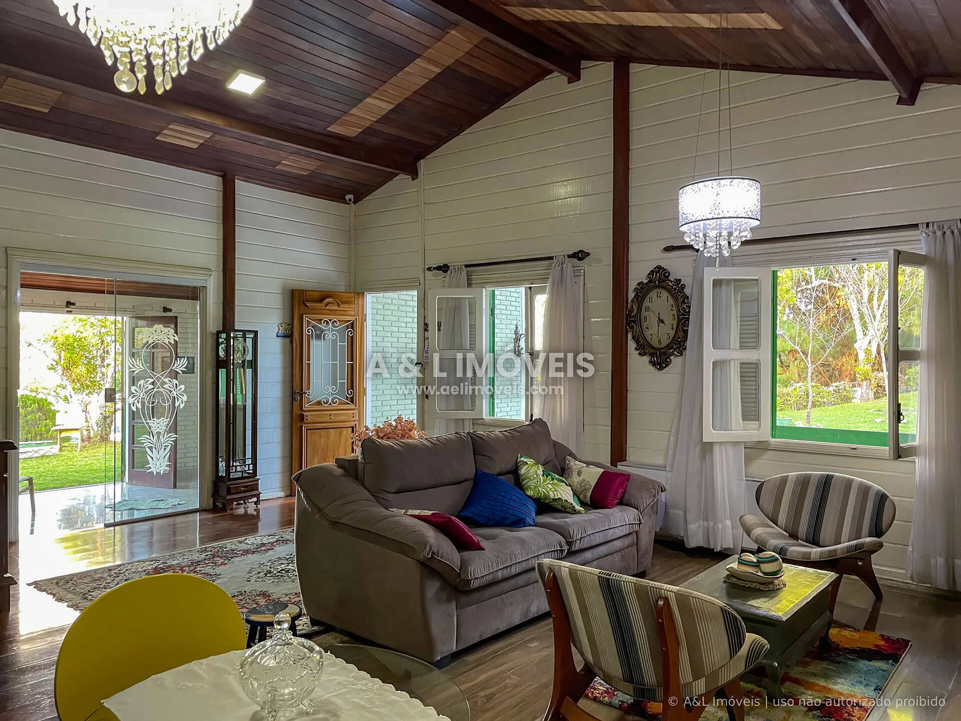 Imagem Casa à Venda em Campos do Jordão | 5 Dorms., Lareira e Deck Panorâmico