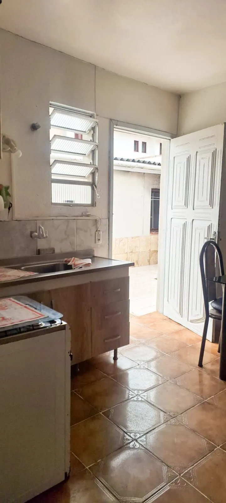 Imagem Casa no centro de Tramandaí com 3 dorm, 2 banh + edícula completa, garagem 2 carros com churrasqueira, próxima à Av. Fernandes Bastos.