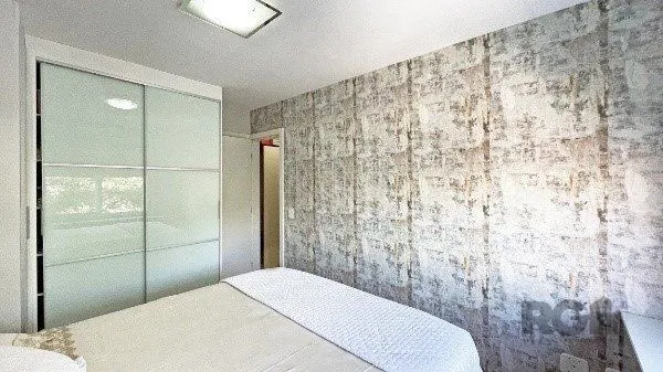 Imagem Apartamento de 2 dormitórios, 1 suíte e 1 vaga de garagem coberta e escriturada no bairro Floresta