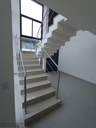 Imagem Luxuosa casa em condomínio à venda em Lauro de Freitas-BA, no bairro Buraquinho, com 4 quartos, 4 suítes, 2 salas, 1 banheiro, 2 vagas de garagem e 350m² de área.