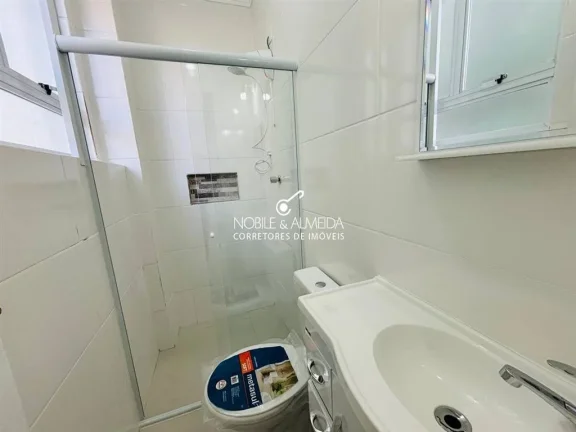 Imagem Prédio frente à orla. Apartamento finamente reformado.