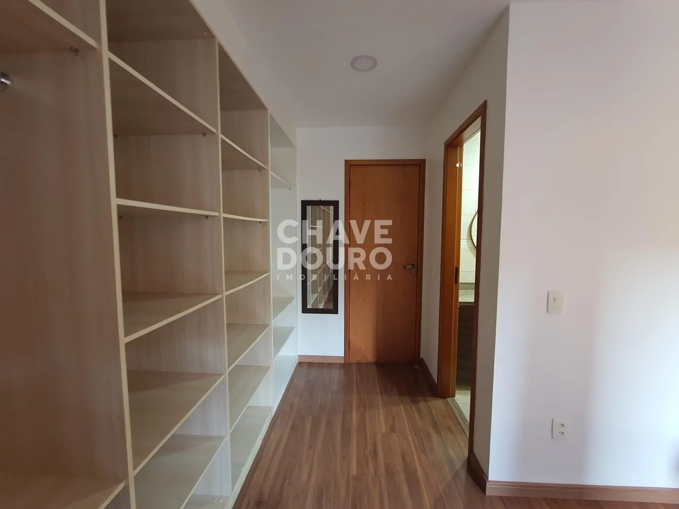 Imagem Apartamento de 2 Quartos (sendo 1 suíte com varanda) + Dependência e 1 Vaga
