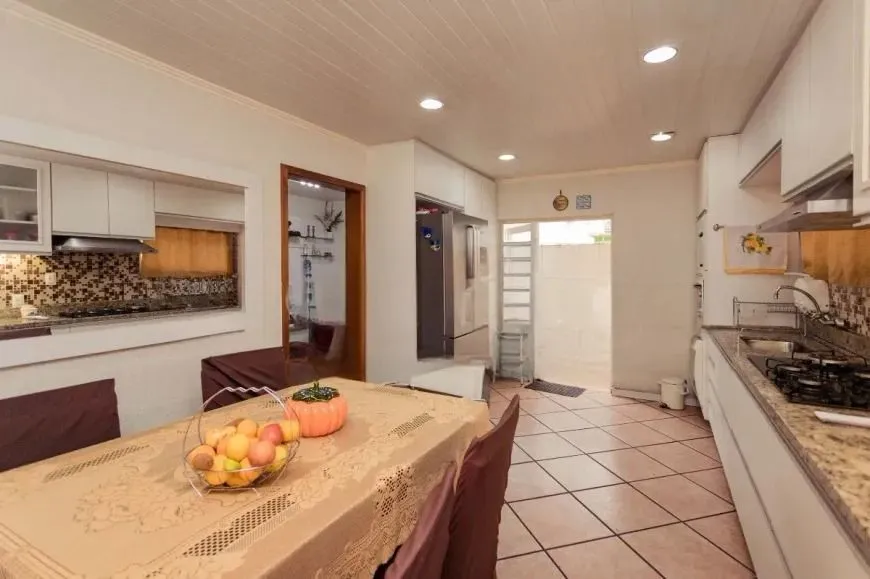 Imagem Casa térrea com 200m² privativos, 3 quartos, Rua Sylvio Sanson - Sarandi