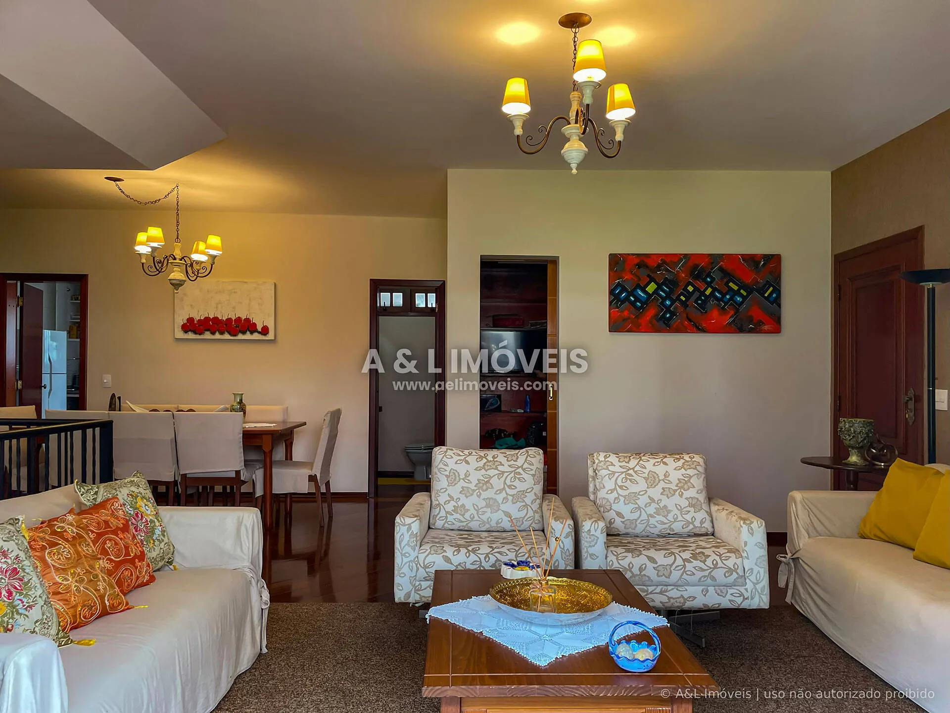 Imagem Apartamento à Venda no Capivari - 4 Dormitórios, SPA e 400 m da Praça