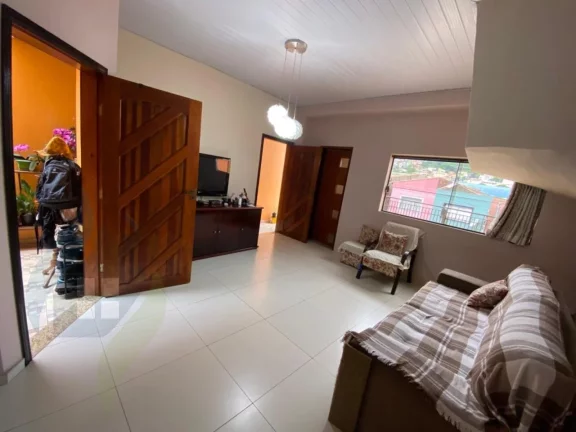 Imagem Sobrado com 3 dormitórios sendo 3 suítes, 5 banheiros, 2 vagas, com 223m² em Santo André