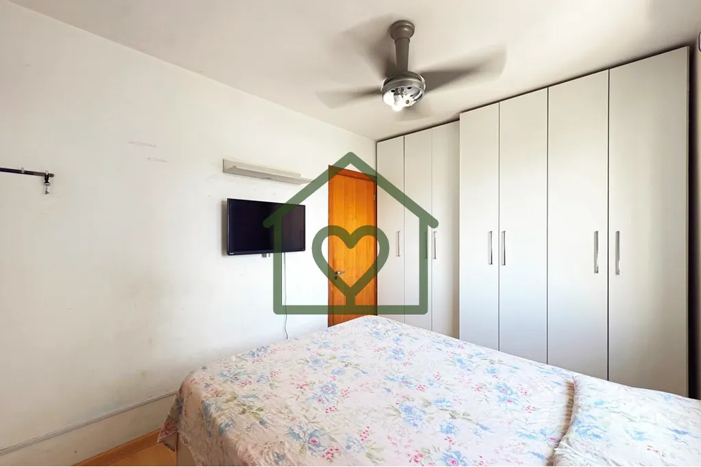 Imagem Apartamento no condomínio Plaza Cristal, em rua tranquila e segura. Tem 2 dormitórios, living para...