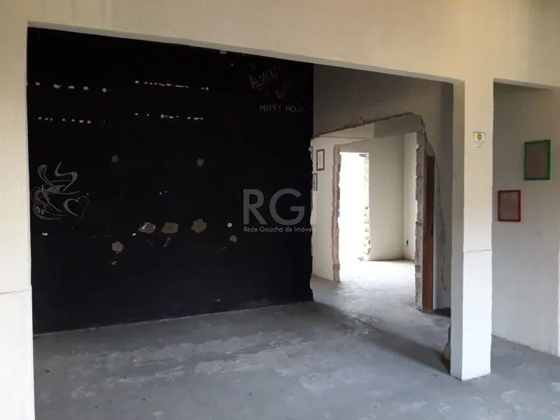 Imagem na Assis Brasil, Casa para Venda - 220m², 3 dormitórios, 2 vagas - Passo da Areia