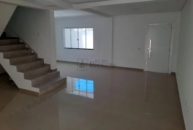 Imagem Sobrado triplex no Centro de Balneário Camboriú.