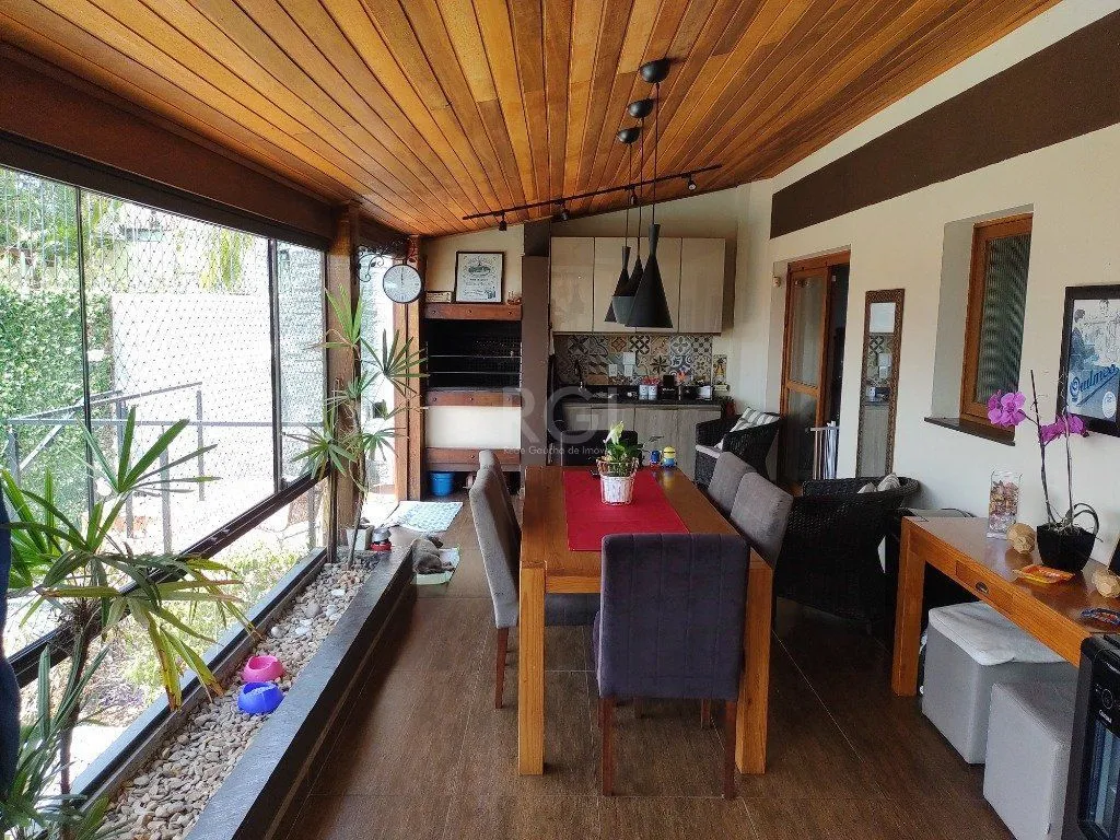 Imagem Excelente casa com 03 suíte, espaço gourmet com churrasqueira, living com lareira, pátio com piscina e garagem para 02 carros no bairro Espírito Santo