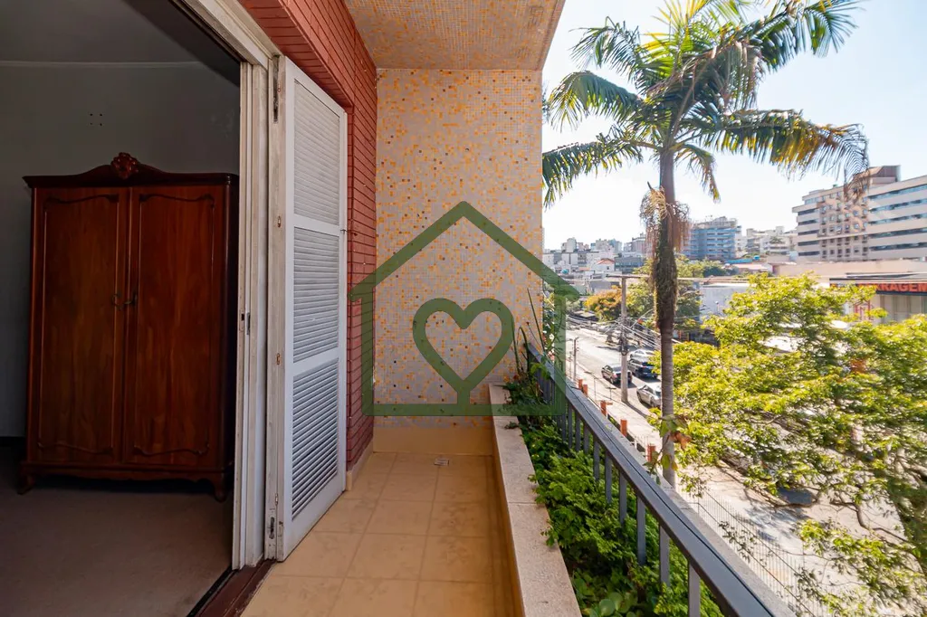 Imagem Apartamento de frente, com 3 dormitórios e três sacadas, sendo nos 2 dormitorios e na sala, propor...