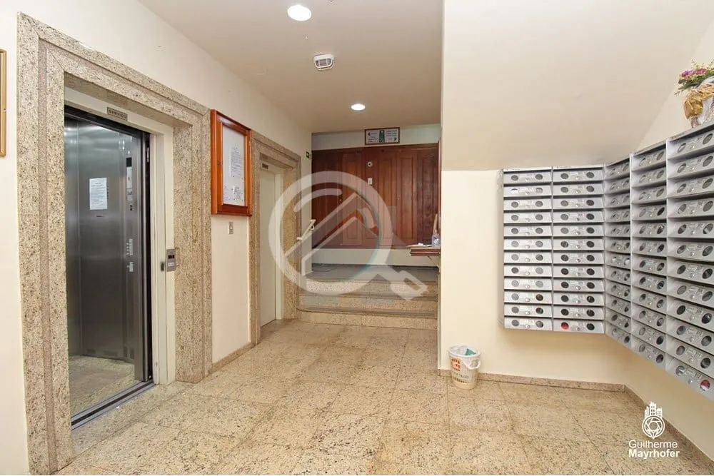 Imagem Descubra a comodidade e o conforto de viver no coração de Porto Alegre! Este apartamento desocupad...