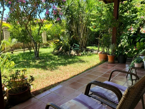 Imagem Oportunidade única: Casa dos sonhos em Garopaba com edícula e jardim exuberante!