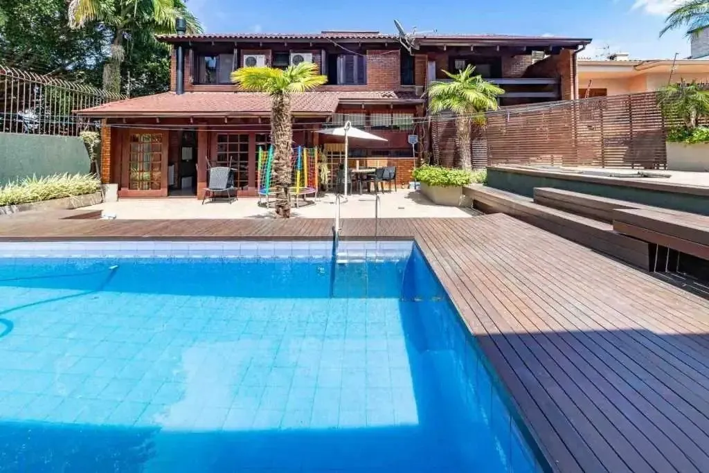 Imagem Casa com 4 dormitórios, suíte, piscina e 4 vagas.