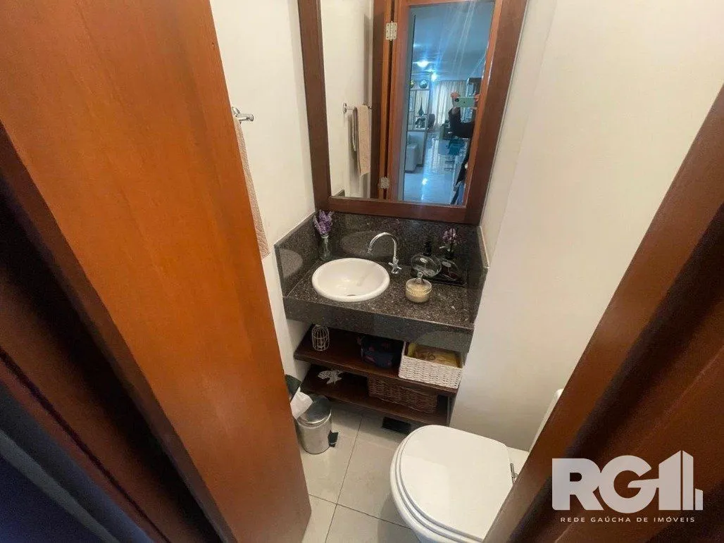 Imagem Apartamento com 3 dormitórios, 1 suíte, lavabo, 2 vagas cobertas, semimobiliado, churrasqueira e lareira.