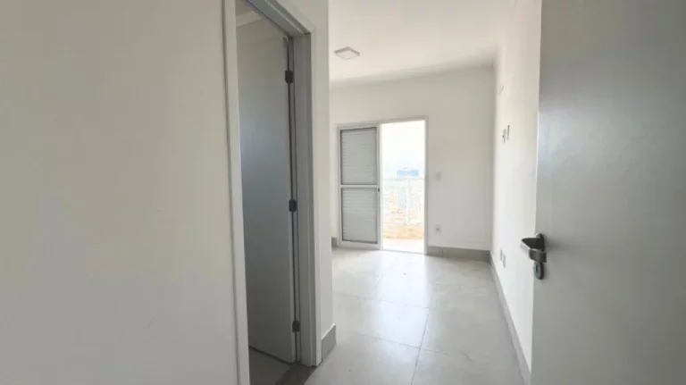 Imagem Conheça este apartamento de luxo com sacada envolvente e área de lazer completa, incluindo piscina, academia e espaço gourmet. O lar dos seus sonhos espera por você. Á venda na Imobiliaria Consulte Imoveis.