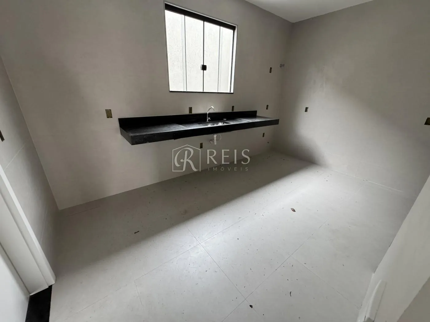 Imagem Casa para Venda em Rio das Ostras, Costazul, 3 dormitórios, 3 suítes, 4 banheiros, 3 vagas