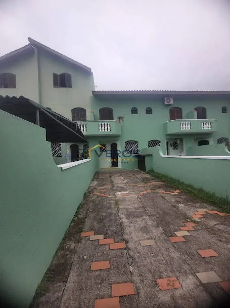 Imagem Sobrado em Condomínio com 2 quartos 350 metros da Martim de Sá Caraguá