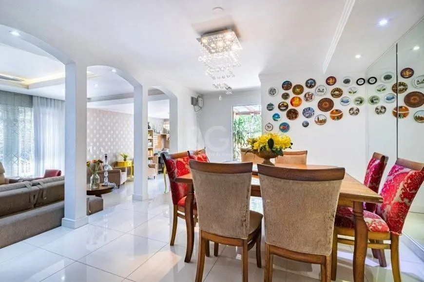 Imagem Excelente casa de 264m² com 4 dormitórios no bairro Menino Deus