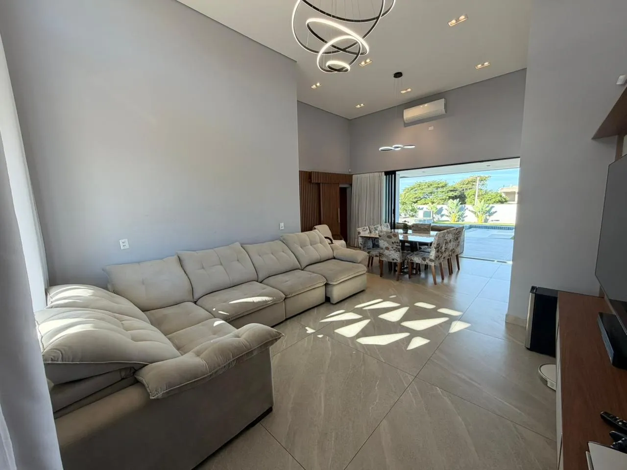 Imagem Casa mobiliada à venda no Riviera de Santa Cristina XIII, Setor Marina, com piscina e energia fotovoltaica