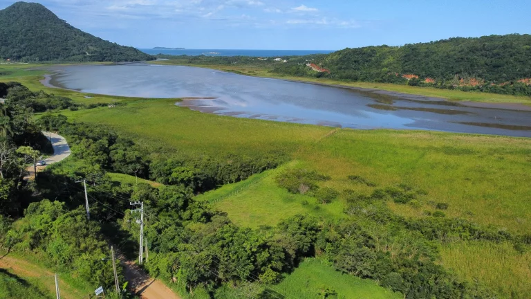 Imagem Área Exclusiva à venda com 12.500 m² no Macacu, Garopaba-SC: Vista para Lagoa e Mar.
