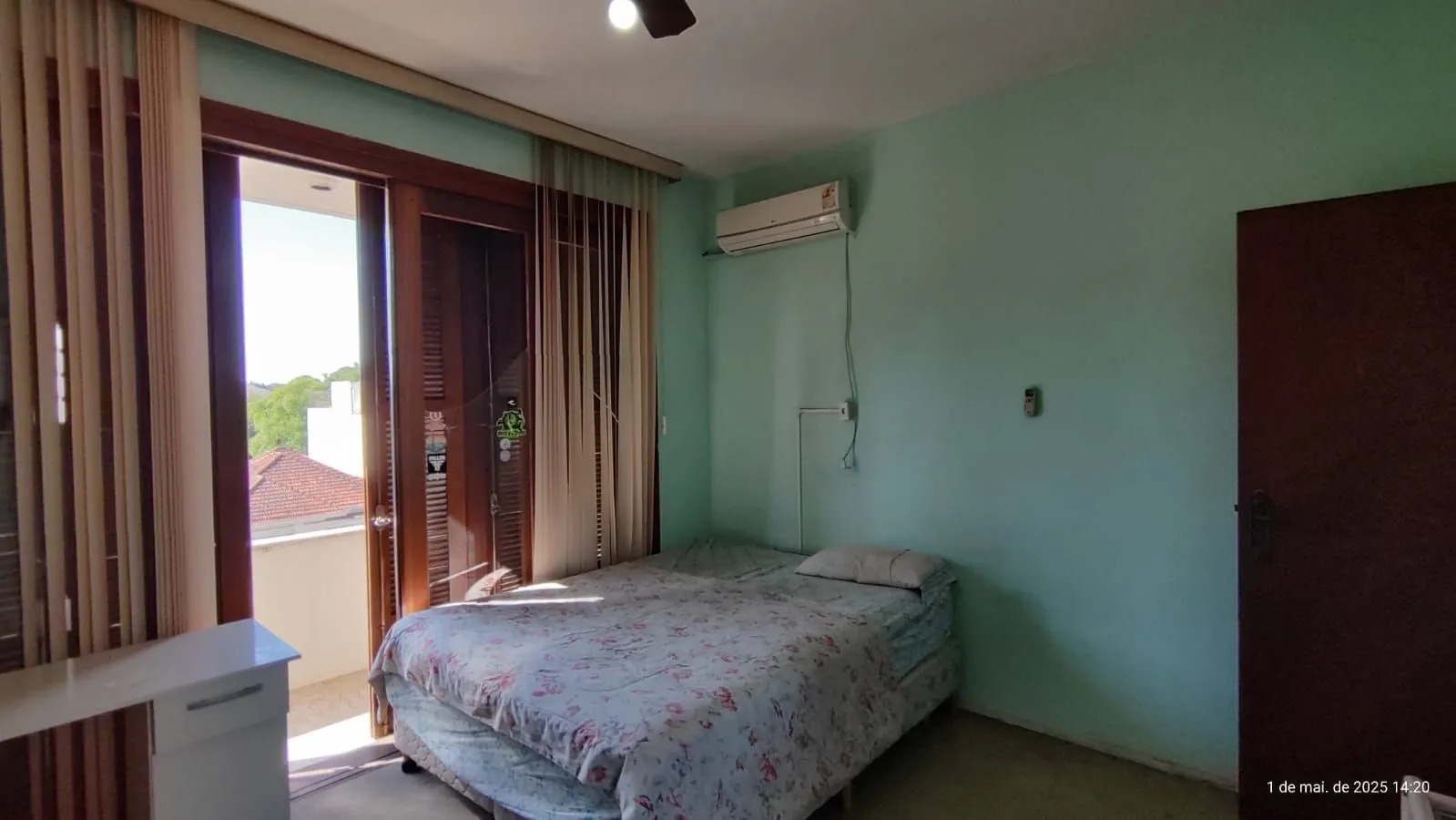 Imagem Apartamento de 4 dormitórios, 2 suítes, living amplo e arejado com sacada.