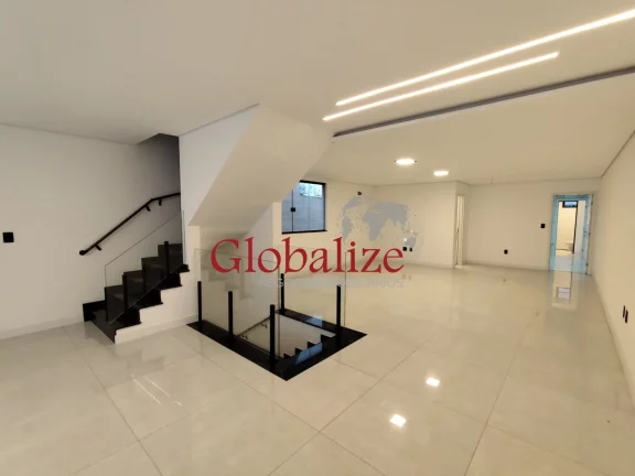 Imagem Casa sobreposta alta à venda com 280m², 3 suites, quadra da praia por R$1.940.000,00 no Embaré em Santos