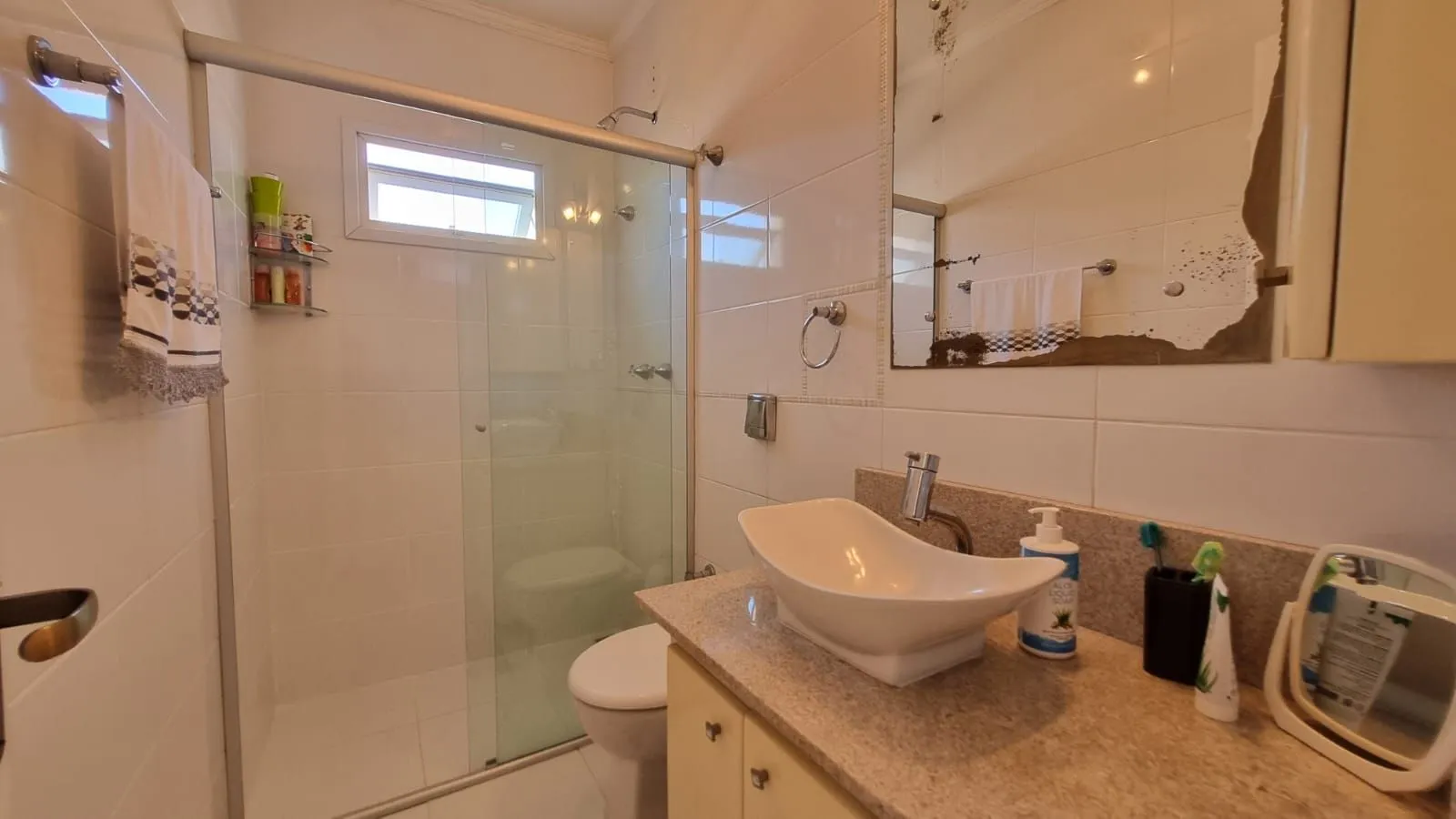 Imagem Casa Espetacular com Vista Deslumbrante, Reformada por Arquiteto de 2 dormitórios, suíte, próximo a PUC e Carrefour no bairro Partenon em Porto Alegre/RS/