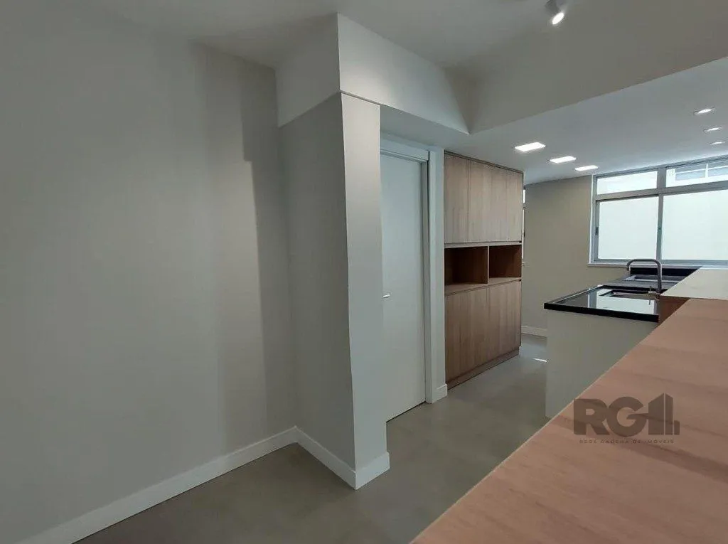 Imagem Apartamento semi mobiliado, 67m², 2 dormitórios, 1 vaga no bairro Petrópolis
