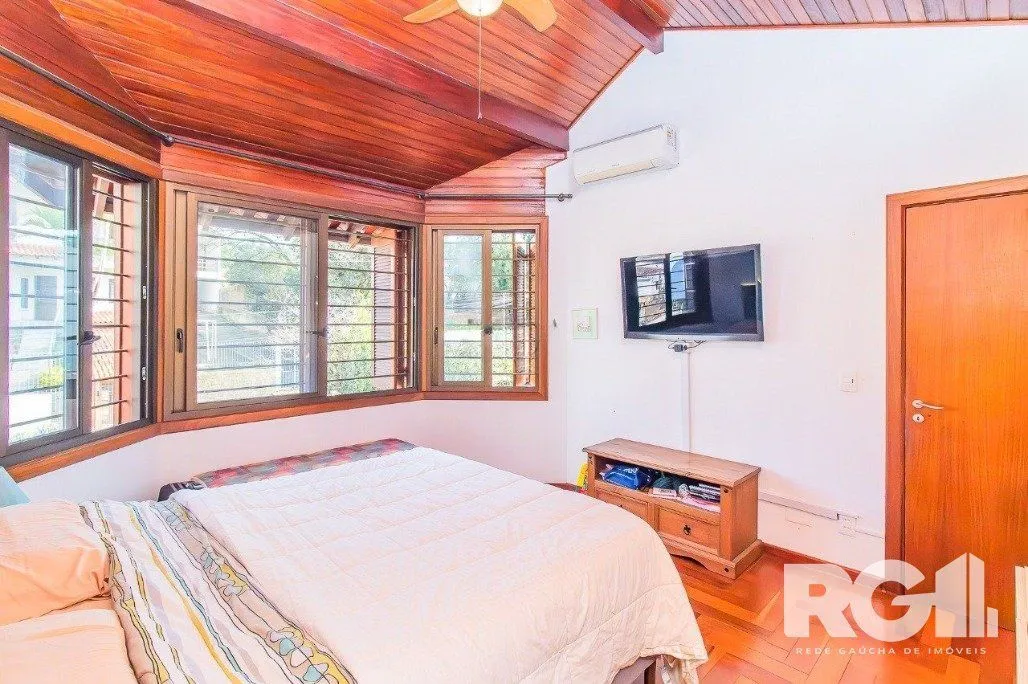 Imagem Casa espaçosa com 3 dormitórios, pátio com piscina e 4 vagas