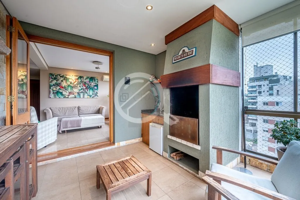 Imagem MUITO SOL E LINDA VISTA! Este amplo apartamento destaca-se por um espaçoso living que abraça três...