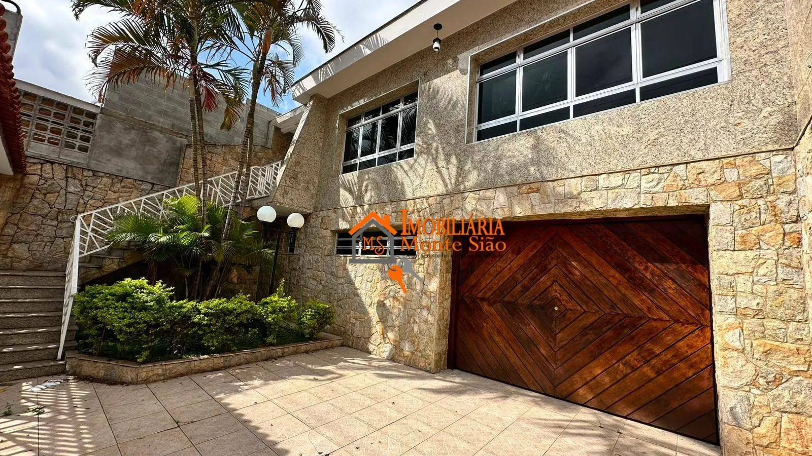 Foto do imóvel Casa Sobreposta com Piscina em Localização Privilegiada | 390 m² de Terreno
