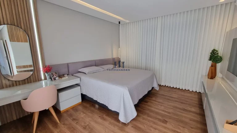 Casa em condomínio, 4 quartos com espaço gourmet e piscina.