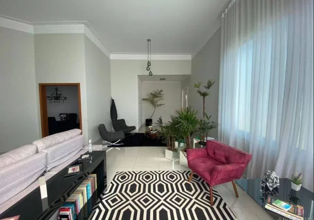 Imagem Casa Térrea de 3 Dormitórios e Piscina - 430m² por R$ 8.500 no Vale do Lago