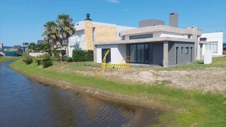 Imagem Casa térrea com 4 suítes e beira de lago